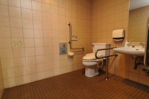 クリックで拡大 バリアフリートイレは車イスでらくらく