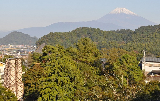 雪をかぶった富士山と反射炉の図