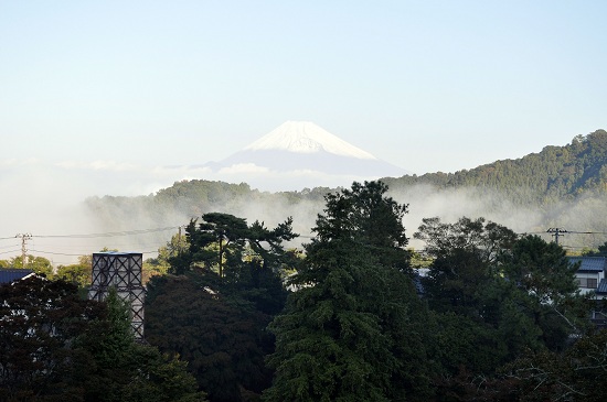朝霧に包まれた富士山と反射炉の図